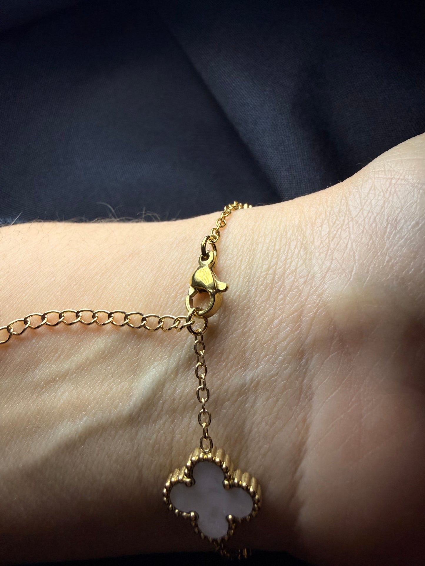 PULSERA TRÉBOL BLANCA